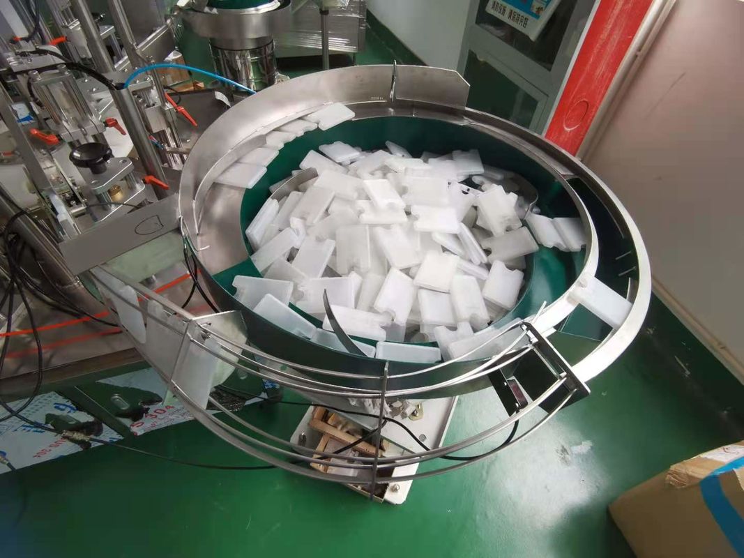 पॉकेट कार्ड परफ्यूम बोतल मोनोब्लॉक भरने की कैपिंग मशीन 1500BPH स्वचालित प्रकार